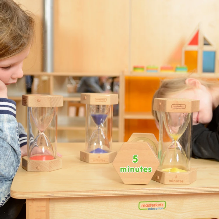 Zbliżenie na elementy zestawu MASTERKIDZ 55 — detale kolorowych podstaw i przyjazne oznaczenia