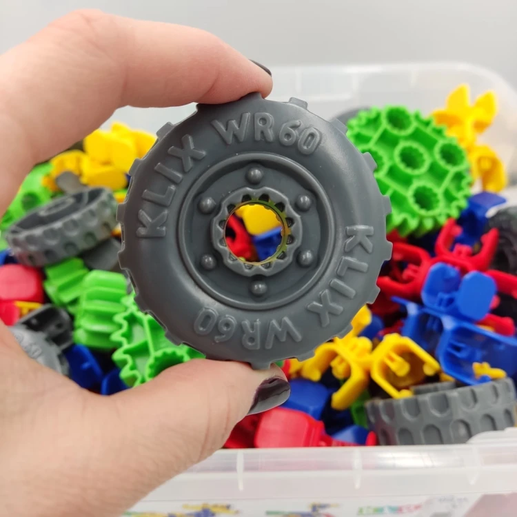 Koła i trybiki klocków konstrukcyjnych Klix Cubes Gears 310 el. z bliska
