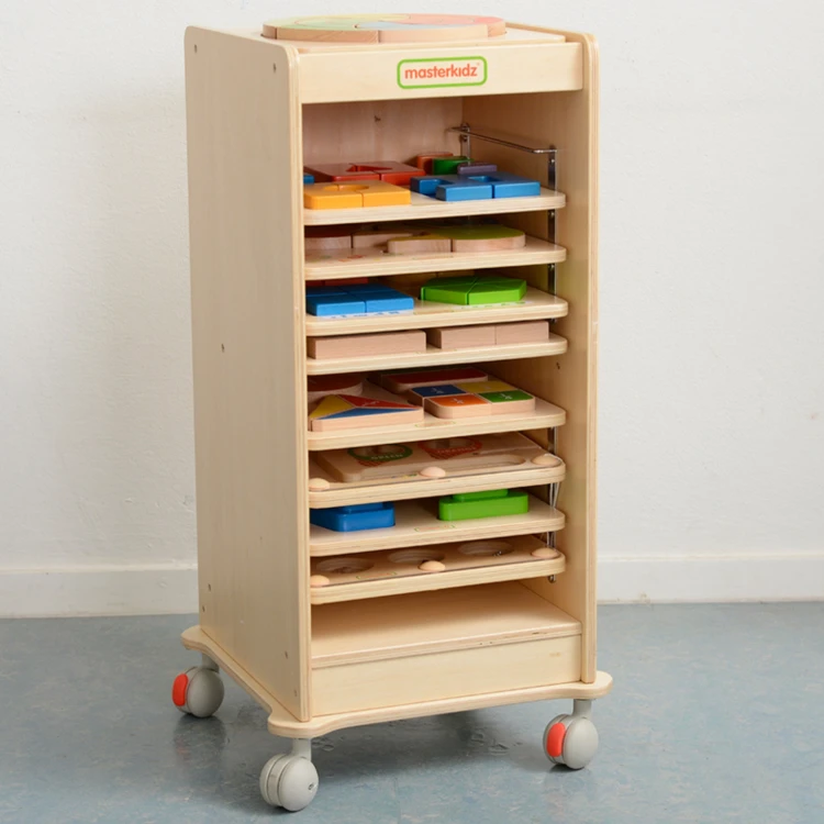 Detal półek szafki MASTERKIDZ — rząd kieszeni i miejsce na różne rozmiary tablic edukacyjnych