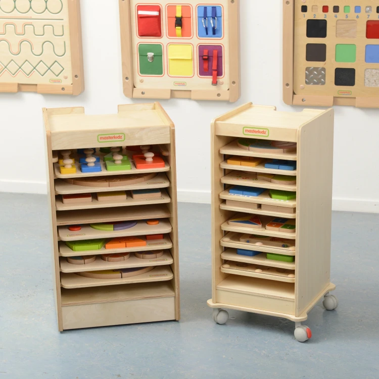Detal wykończeń szafki MASTERKIDZ — krawędzie i łączenia przy półkach do przechowywania tabliczek