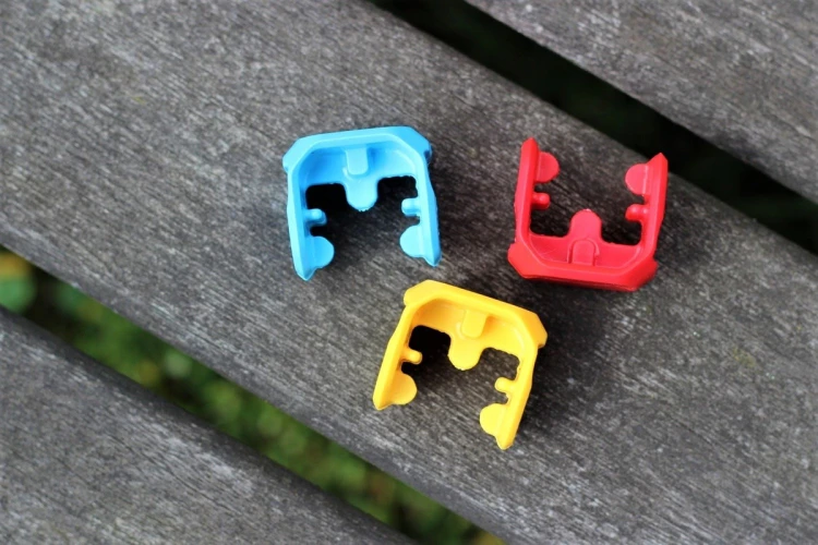 Dziecko składające model z klocków konstrukcyjnych Klix Cubes Gears 310 el.