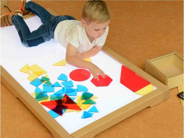 Detal półprzezroczystego kształtu MASTERKIDZ — faktura i przezroczystość kolorowego elementu