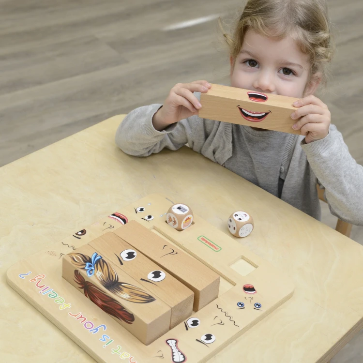 Zbliżenie na drewniane żetony z wyraźnymi emocjami z zestawu MASTERKIDZ Nauka Emocji, malowane detale
