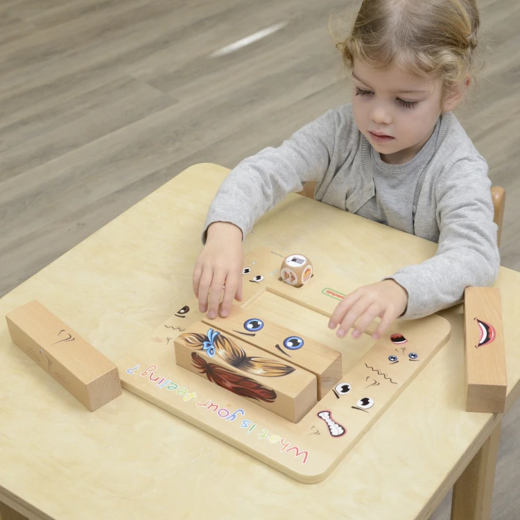 Plansza Montessori z polami i rysunkami emocji — detal kolorowych ilustracji i oznaczeń, część MASTERKIDZ