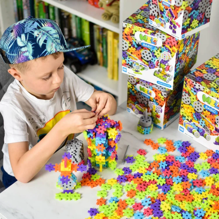 Różne ułożenia elementów Meli Basic ilustrujące możliwości budowy 2D i 3D oraz elastyczność zestawu.