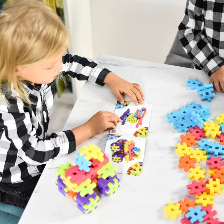 Szczegół łączenia wafli Meli pokazujący stabilność konstrukcji 3D bez dodatkowych łączników, dobre do nauki przestrzennej.