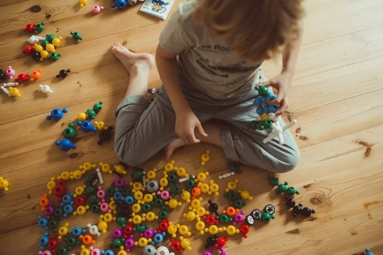 Zbliżenie na element Big Loowi 7,5 cm i sposób mocowania łączników, widoczna jakość tworzywa ABS.