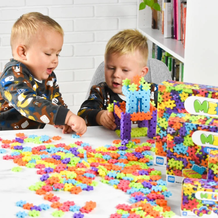 Ręka dziecka chwytająca element 2,5 × 2,5 cm klocka Meli Basic — pokaz skali i dopasowania do dłoni