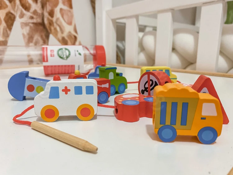 Układanka 13 el. WOOPIE GREEN — drewniane elementy pojazdów rozłożone obok siebie, widok z góry