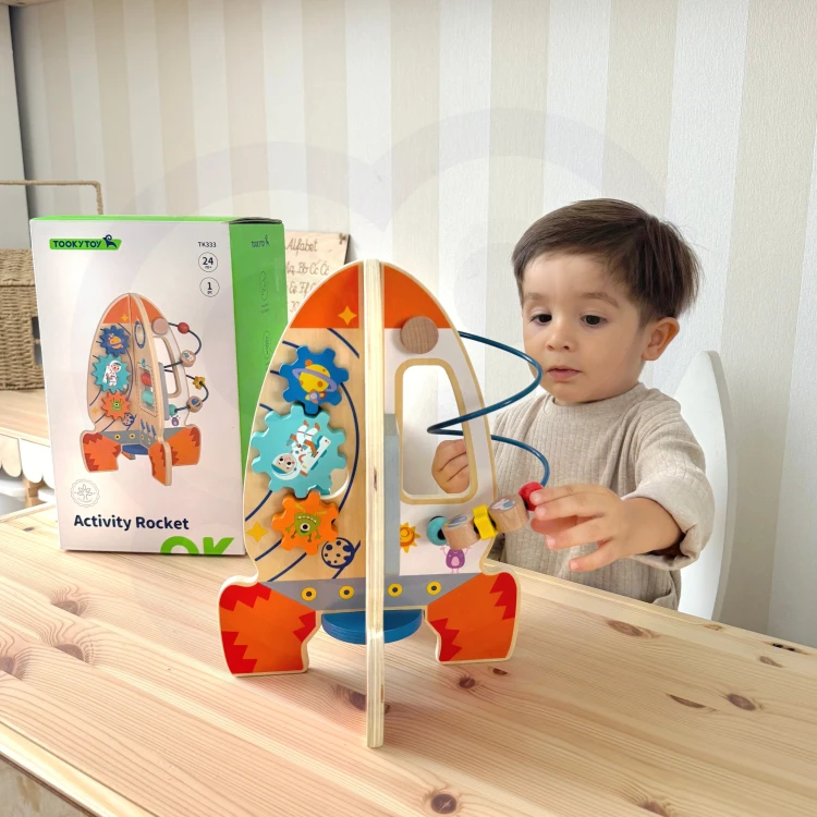Detal: drewniane przyciski i elementy manipulacyjne rakiety Tooky Toy — tekstury i bezpieczne wykończenia