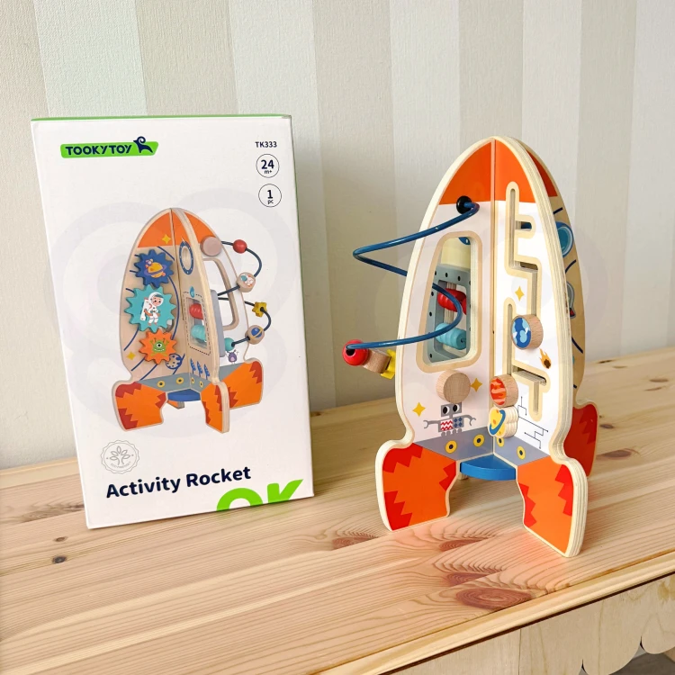 Zabawka Tooky Toy w aranżacji edukacyjnej — rząd klocków, kolory i oznaczenia zachęcające do układania