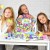 Dziecko układa mozaikę z klocków Meli Basic Pink — ćwiczenie motoryki małej i koordynacji oko–ręka podczas zabawy