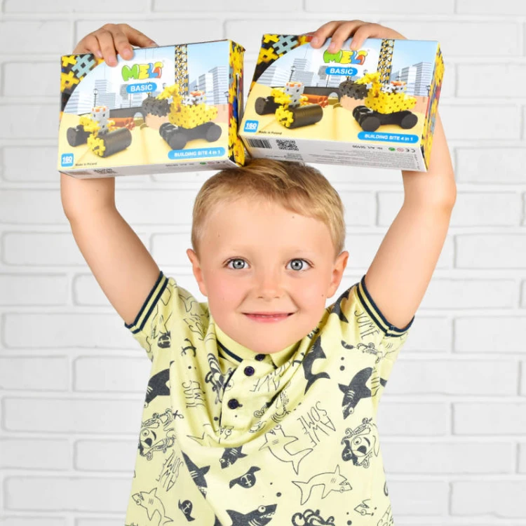 Zbliżenie na zestawione elementy 2,5 × 2,5 cm pokazujące kształt waflowy i sposób łączenia bez dodatkowych łączników