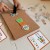 Dziecko trzyma młoteczek nad planszą — użycie przybijanki Montessori VIGA w praktyce