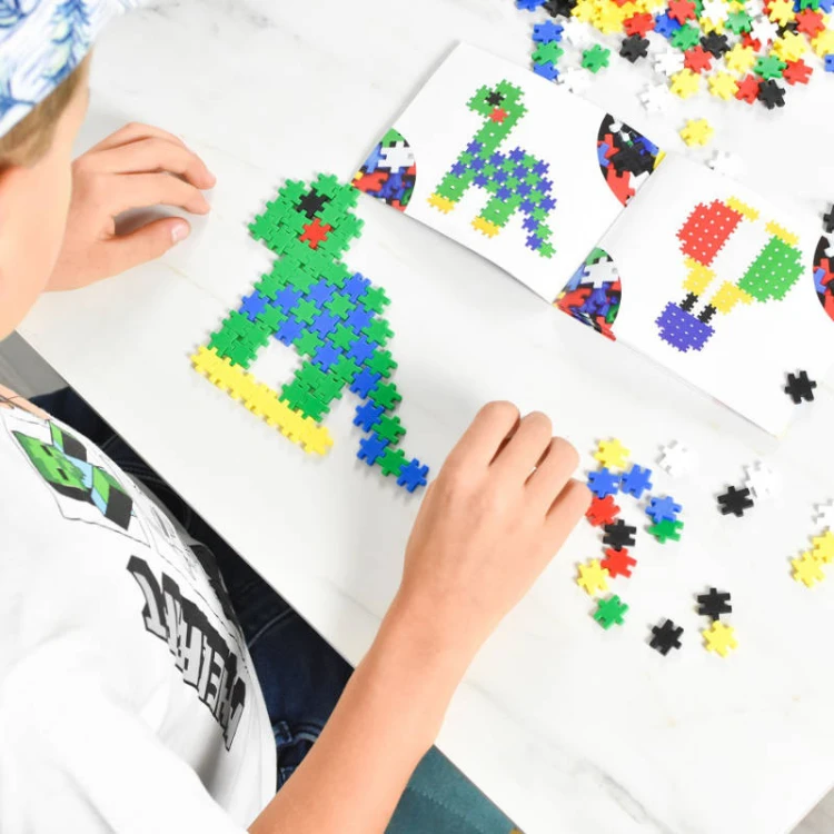 Zestaw Meli Minis w kontekście zajęć przedszkolnych — stolik z dziećmi i materiałami edukacyjnymi