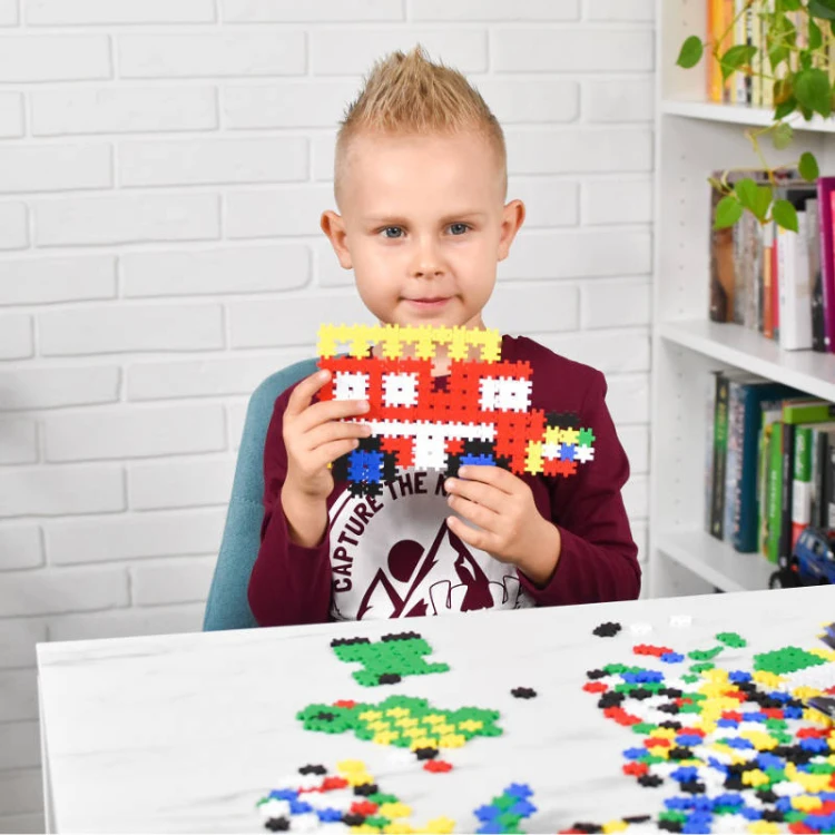 Dziecko układa mozaikę z klocków Meli Minis, ćwiczenie precyzji i koncentracji przy elementach 1,5×1,5 cm