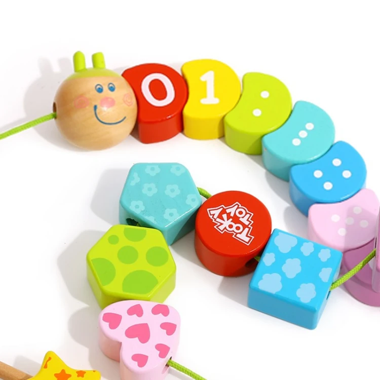 Zbliżenie na fakturę drewna i otwory w klockach TOOKY TOY — widoczne różnice kolorów i precyzyjne wykończenie