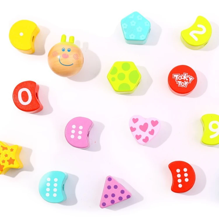 Widok z góry: ułożona gąsienica TOOKY TOY pokazuje sekwencję kolorów i różne kształty elementów do nawlekania