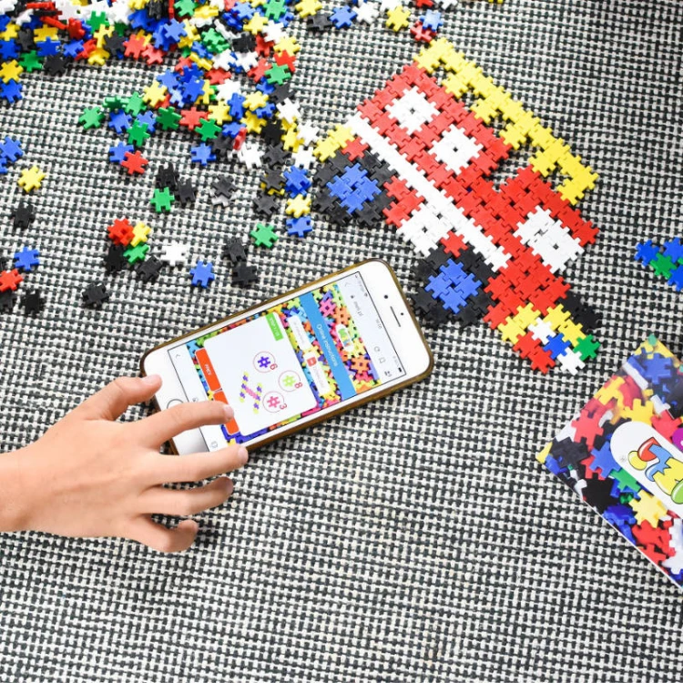 Duże zbliżenie łączenia dwóch elementów Meli Minis 1,5 × 1,5 cm, widoczna stabilność połączenia