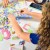 Zbliżenie pojedynczych elementów Meli Minis Pastel pokazujące kształt przypominający puzzle, detal konstrukcyjny i kolorystykę