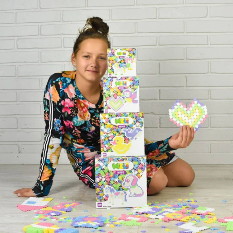 Kompozycja edukacyjna z klocków Meli Minis Pastel ilustrująca ćwiczenia motoryki małej i tworzenie symetrycznych wzorów