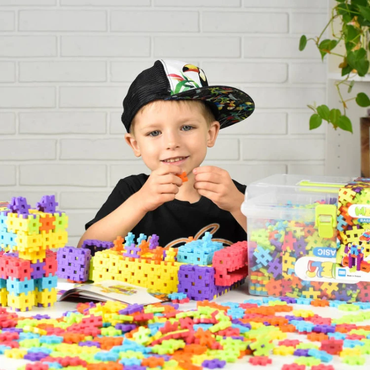 Kilka różnych modeli zbudowanych z klocków waflowych Meli — przykłady zabawy płaskiej i 3D