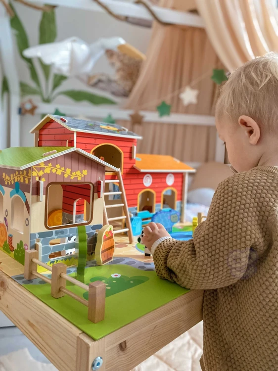 Kurnik WOOPIE GREEN w zbliżeniu — małe drzwiczki, wnęki i przestrzeń dla kur oraz akcesoriów