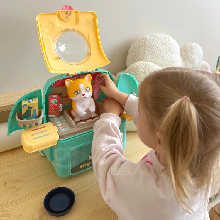 Widok z boku plecaka-transporter WOOPIE — zamek, zatrzaski i ergonomiczny kształt korpusu