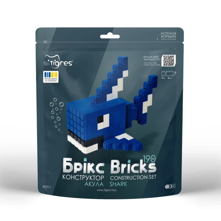 Dziecko bawiące się klockami Bricks Rekin podczas składania modelu, ćwiczące sprawność manualną i koncentrację