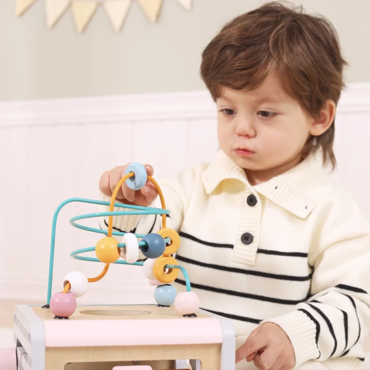 Tablica z liczbami i literami w Activity Box VIGA PolarB — edukacyjne panele wspierające naukę przez zabawę i liczenie