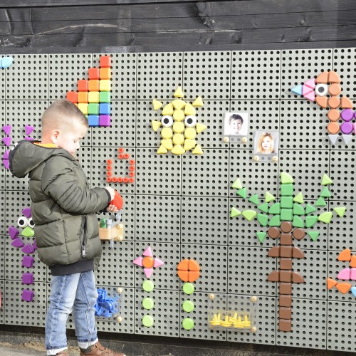 Kołeczki w kształcie figur geometrycznych — zbliżenie na kolorowe elementy i gładkie wykończenie drewna