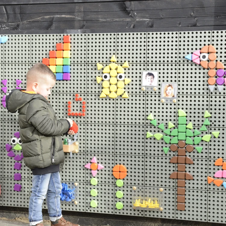 Kołeczki w kształcie figur geometrycznych — zbliżenie na kolorowe elementy i gładkie wykończenie drewna