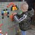 64szt MASTERKIDZ — ujęcie z góry na rozsypane kołeczki pogrupowane według kształtów i odcieni kolorów