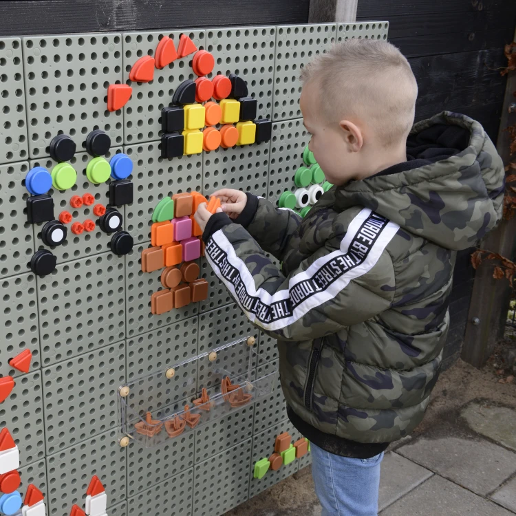 64szt MASTERKIDZ — ujęcie z góry na rozsypane kołeczki pogrupowane według kształtów i odcieni kolorów