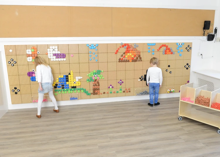 Zbliżenie na krawędź drewnianego elementu i gładkie wykończenie powierzchni w zestawie MASTERKIDZ