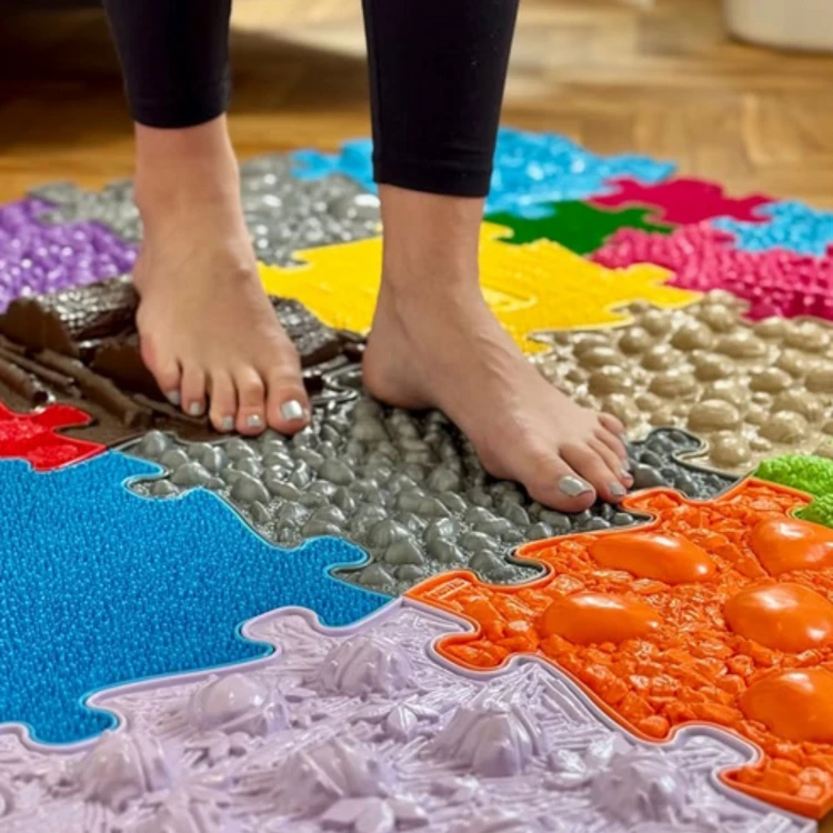 Mata Royal Puzzle WOOPIE — zbliżenie na łączenia elementów, kształty i kontrast kolorów dla sensoryki
