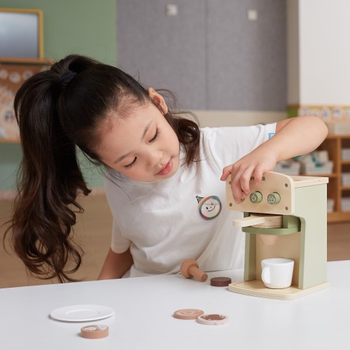 Widok z góry na zielony ekspres VIGA PolarB - pokrętła i akcesoria widoczne na blacie