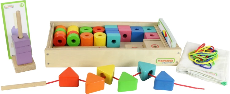 Elementy nawlekanki rozłożone na stole — różne kształty drewnianych koralików MASTERKIDZ Montessori