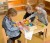 Zbliżenie na końcówkę sznurka i igłę do nawlekania w zestawie MASTERKIDZ — drewniane elementy