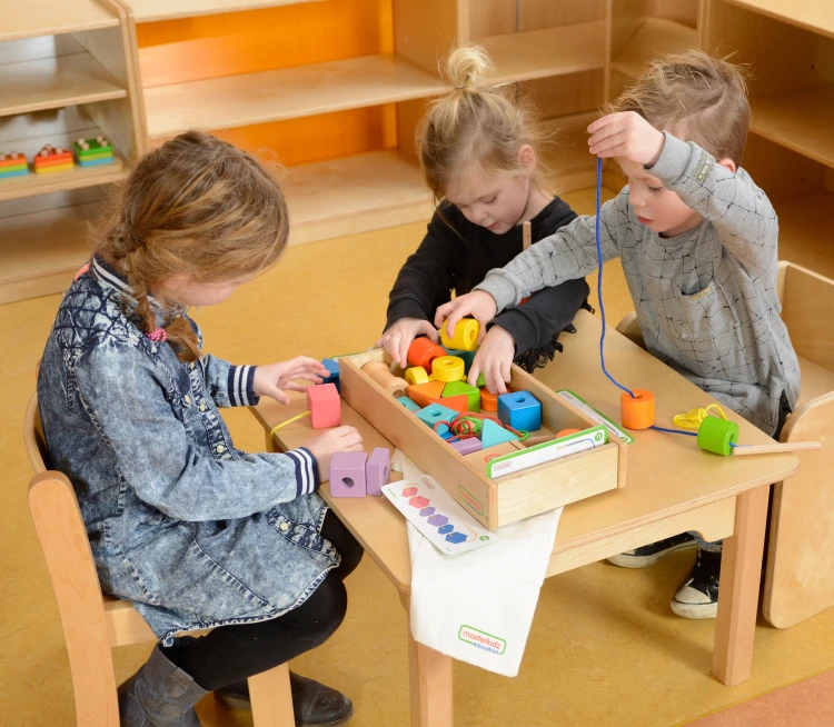 Zbliżenie na końcówkę sznurka i igłę do nawlekania w zestawie MASTERKIDZ — drewniane elementy