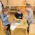 Widok całego zestawu na jasnym tle — duża drewniana nawlekanka MASTERKIDZ z kolorowymi koralikami