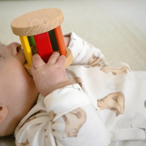 Wnętrze TOOKY TOY Box — zbliżenie na przegródki i sensoryczne kształty do nauki chwytania dla niemowląt.