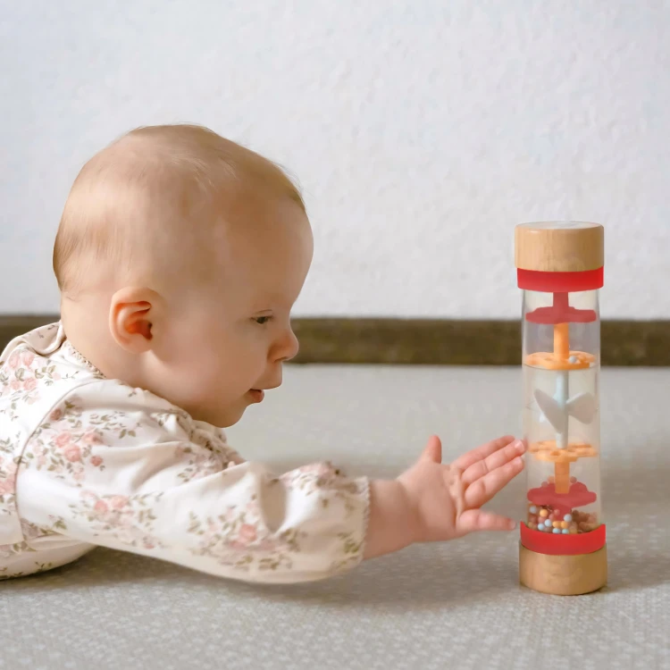 Elementy 6w1 rozłożone obok pudełka TOOKY TOY — zabawa sensoryczna i nauka rozpoznawania faktur.