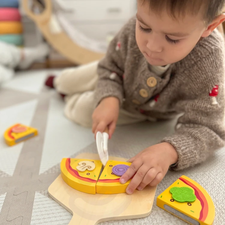 Wnętrze Piec do Pizzy TOOKY TOY 51 — widoczna przestrzeń wewnętrzna i drewniane elementy