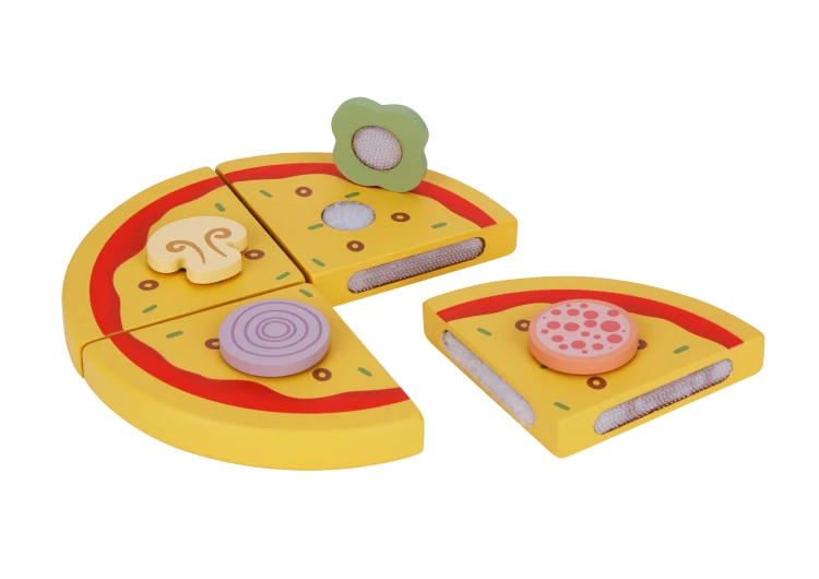 Zbliżenie na akcesorium do podawania pizzy — drewniany element zestawu TOOKY TOY 51