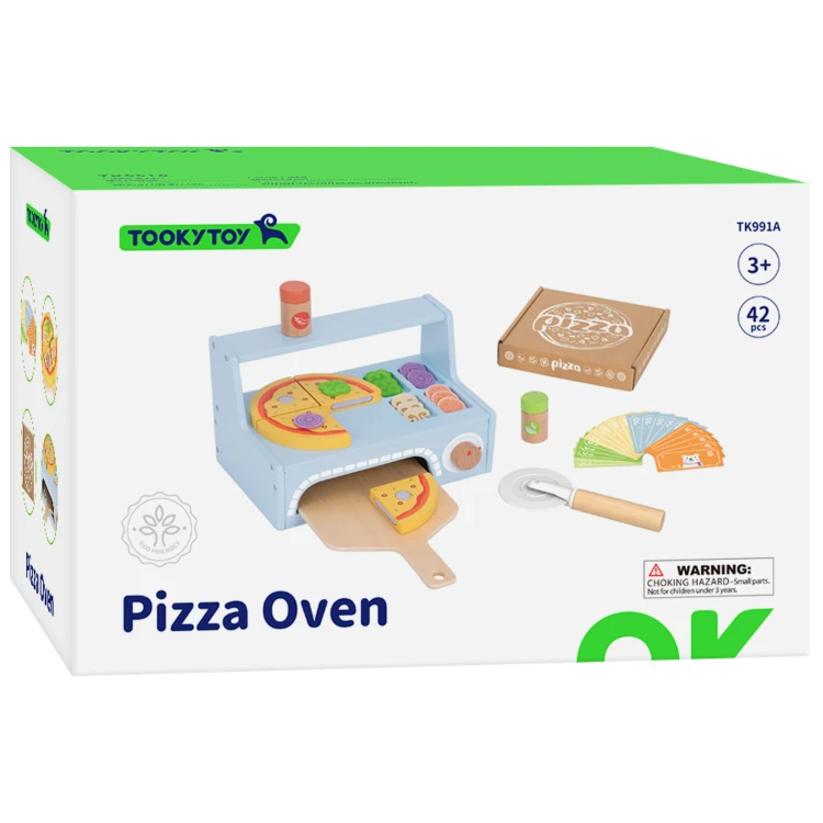Ręce bawiącej się osoby podają kawałek pizzy przy Piecu do Pizzy TOOKY TOY 51