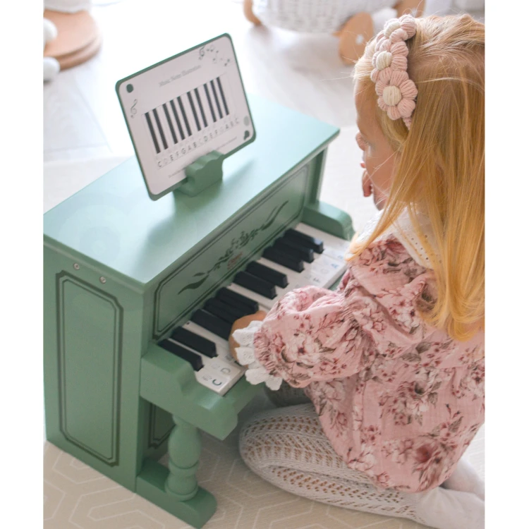 Kątowy widok pianinka CLASSIC WORLD — uchwyt i stabilna konstrukcja w zbliżeniu