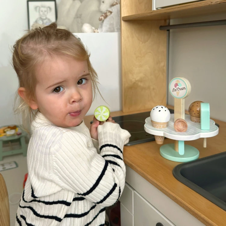 Stojak z lodami magnetycznymi TOOKY TOY ustawiony na stole, prezentacja rozłożonych elementów zabawy