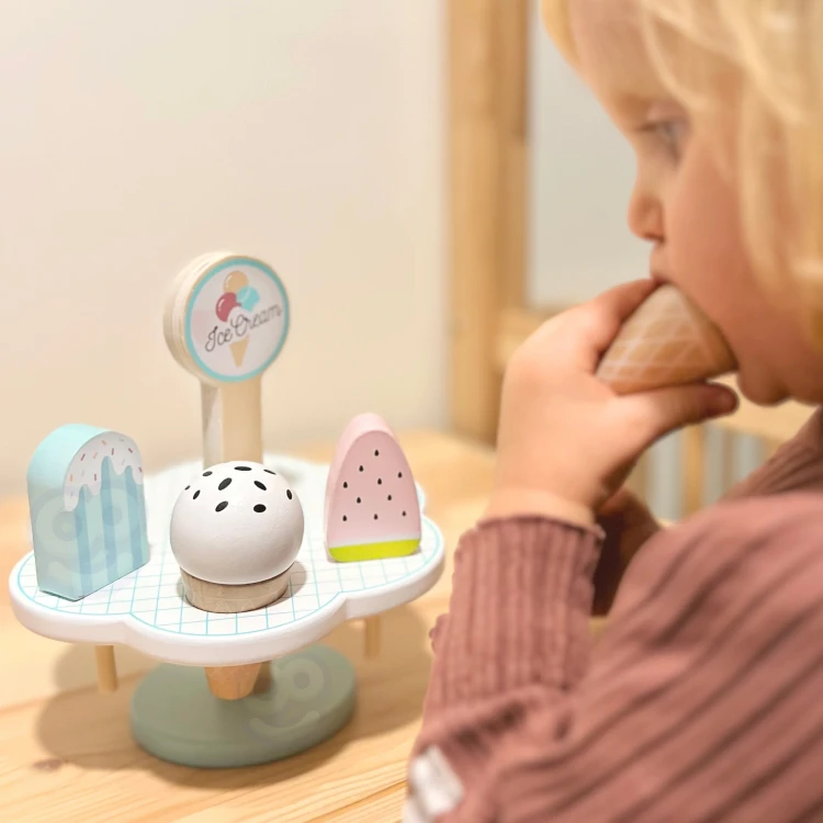 Detal magnetycznego łączenia drewnianych lodów TOOKY TOY — widoczny mechanizm przyczepiania elementów