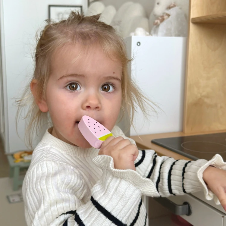 Tył stojaka i miejsce na lody — widok z profilu zestawu TOOKY TOY Drewniane lody magnetyczne